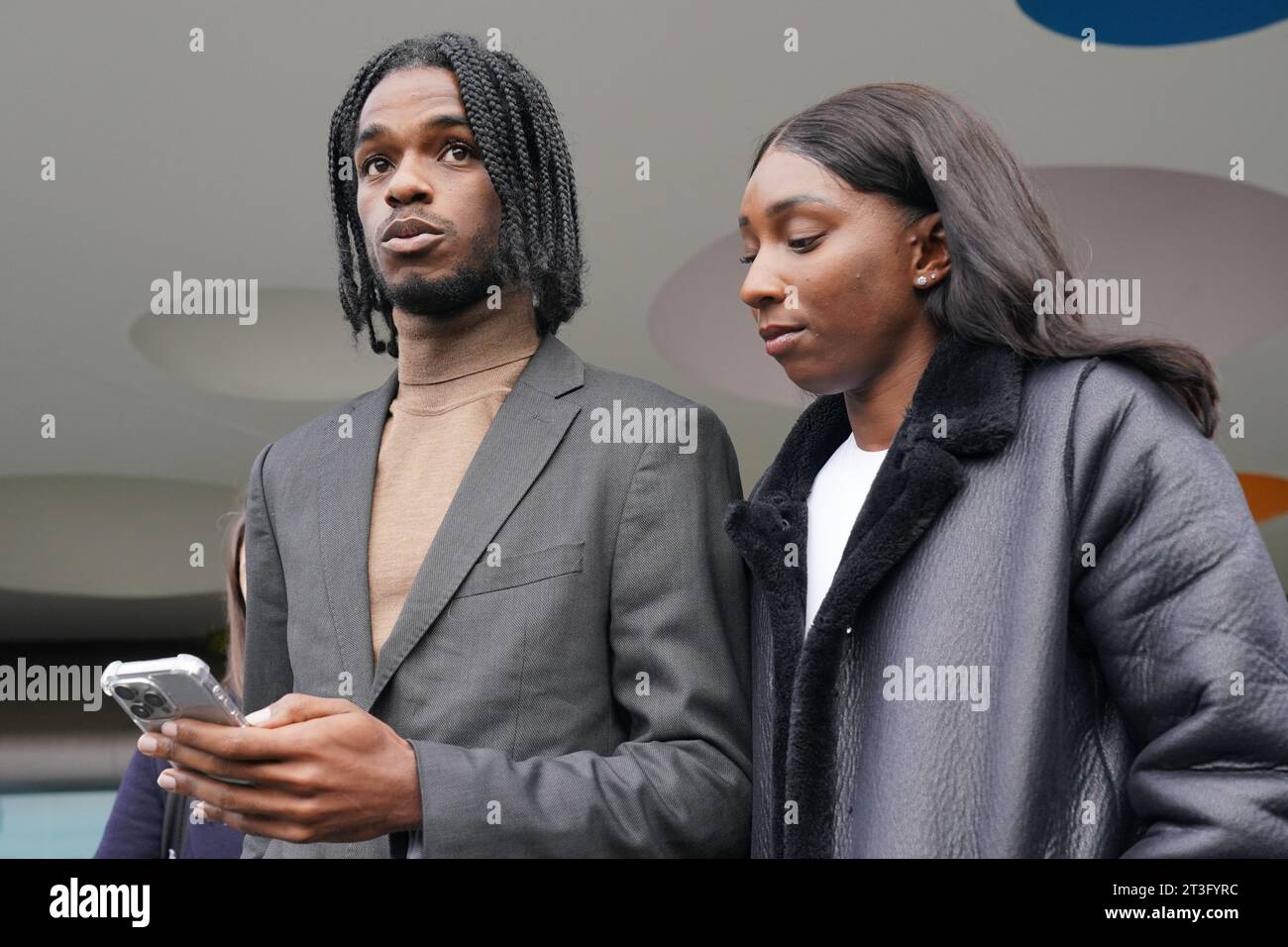 Die Athleten Bianca Williams und Ricardo Dos Santos sprechen vor dem Palestra House in London, nachdem das Urteil wegen des groben Fehlverhaltens von fünf Polizisten bei ihrer Ankunft und Suche gefällt wurde. Die Disziplinarverhandlung hat ergeben, dass das Verhalten der beiden Metropolitan Police - PC Jonathan Clapham und PC Sam Franks - ein grobes Fehlverhalten war. Es wurde festgestellt, dass der kommissarische Polizeibeamte Rachel Simpson, PC Allan Casey und PC Michael Bond keine Standards verletzt haben. Frau Williams und Herr Dos Santos wurden in Maida Vale, Nord-London i, angehalten und mit Handschellen verbunden Stockfoto