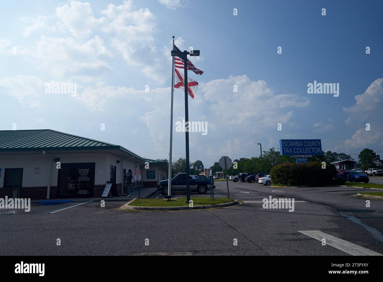 Außenansicht des Service Centers von Escambia County mit amerikanischen und Florida-Flaggen Stockfoto