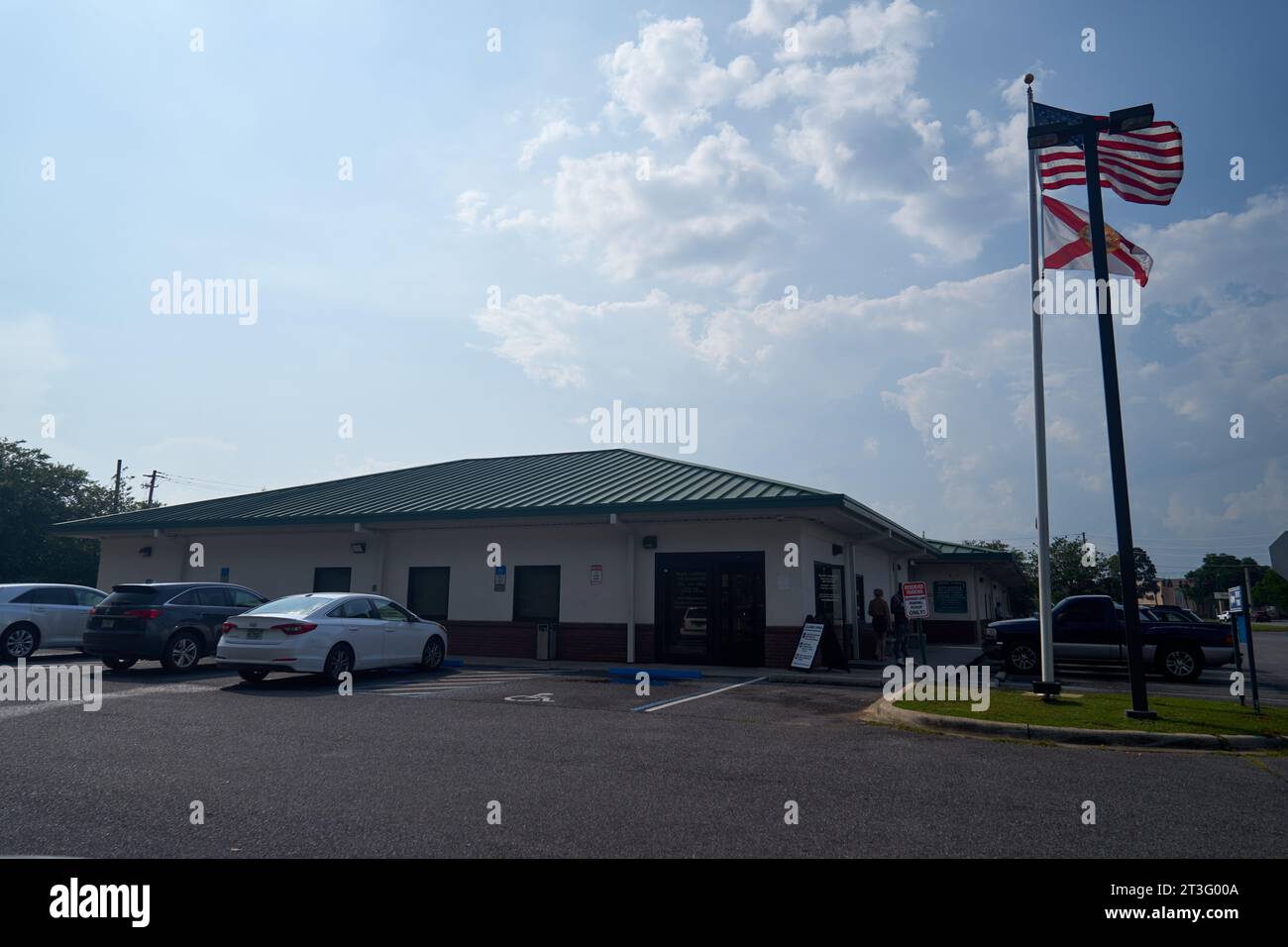Außenansicht des Service Centers von Escambia County mit amerikanischen und Florida-Flaggen Stockfoto