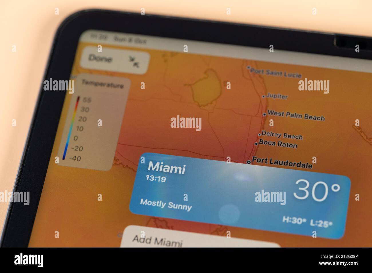 New York, USA – 8. Oktober 2023: Überprüfung der Temperatur außerhalb von Miami City mit der Online-App ipad Tablet-Bildschirm Nahansicht Stockfoto