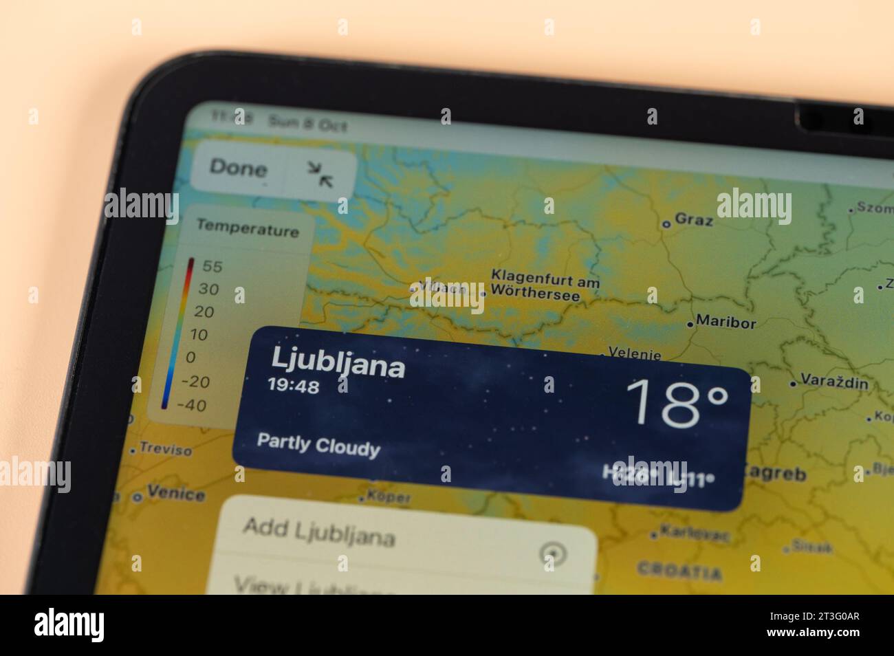 New York, USA - 8. Oktober 2023: Überprüfung der Temperatur in Ljubljana mit der Online-App ipad Tablet-Bildschirm Nahansicht Stockfoto