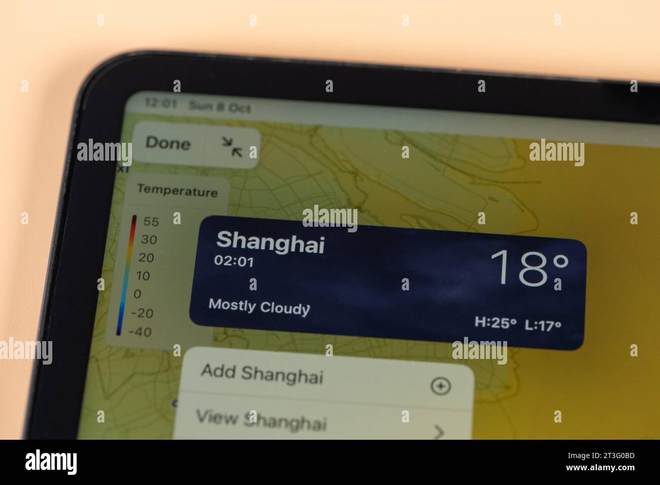 New York, USA – 8. Oktober 2023: Überprüfung der Temperatur außerhalb der Stadt Shanghai über die Online-App ipad Tablet-Bildschirm Nahansicht Stockfoto