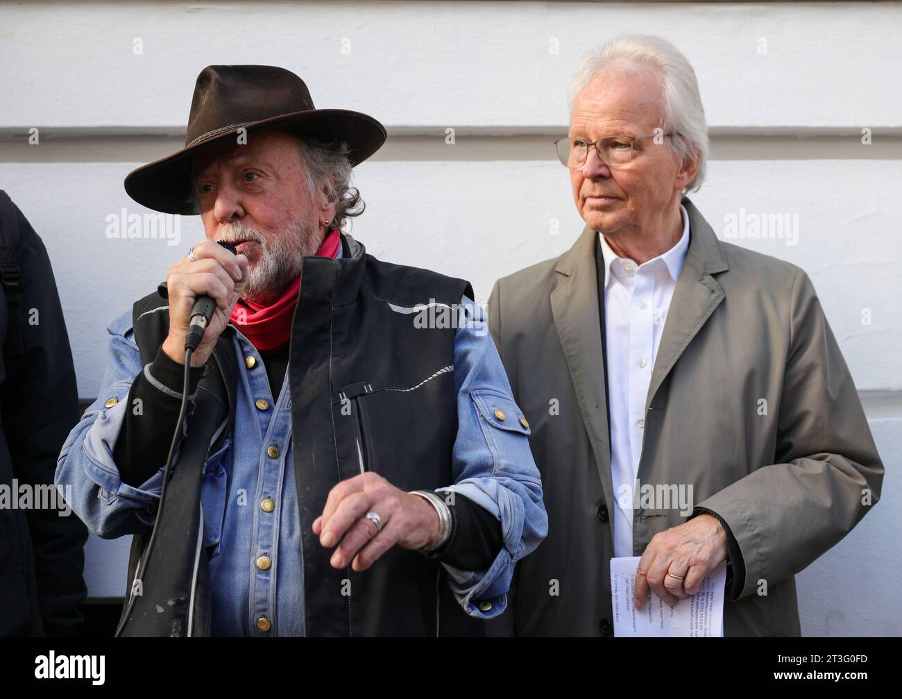 Hamburg, Deutschland. Oktober 2023. Der Künstler Gunter Demnig (l) und Peter Hess, Stolperstein Initiatives, stehen vor dem Hotel vier Jahreszeiten während der Verlegung des siebentausendsten Stolpersteins in Hamburg. Der Stein erinnert an Harald Seligmann, der von 1925 bis 1938 Nachtportier im Luxushotel war. Er wurde im Konzentrationslager Neuengamme ermordet. Quelle: Christian Charisius/dpa/Alamy Live News Stockfoto