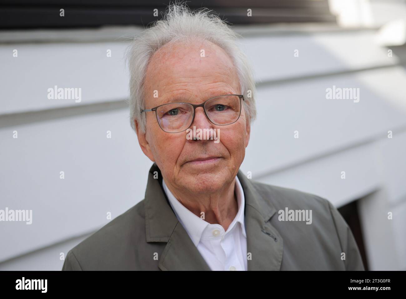 Hamburg, Deutschland. Oktober 2023. Peter Hess, Stolperstein Initiative, steht vor dem Hotel vier Jahreszeiten während der Verlegung des siebentausendsten Stolpersteins in Hamburg. Der Stein erinnert an Harald Seligmann, der von 1925 bis 1938 Nachtportier im Luxushotel war. Er wurde im Konzentrationslager Neuengamme ermordet. Quelle: Christian Charisius/dpa/Alamy Live News Stockfoto