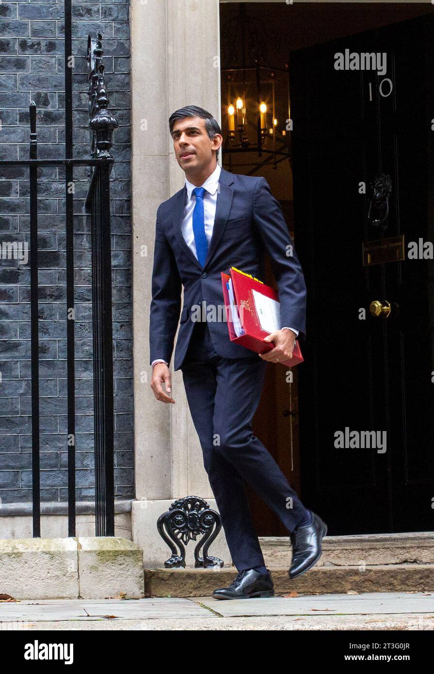 London, England, Großbritannien. Oktober 2023. RISHI SUNAK verlässt die Downing Street 10 vor der Fragestunde der Premierminister im Unterhaus, an der er zum ersten Jahrestag seiner Ernennung zum Premierminister des Vereinigten Königreichs ernannt wurde. Sunak wurde am 25. Oktober 2022 von König Karl III. Zum Premierminister ernannt (Kreditbild: © Tayfun Salci/ZUMA Press Wire) NUR REDAKTIONELLE VERWENDUNG! Nicht für kommerzielle ZWECKE! Stockfoto