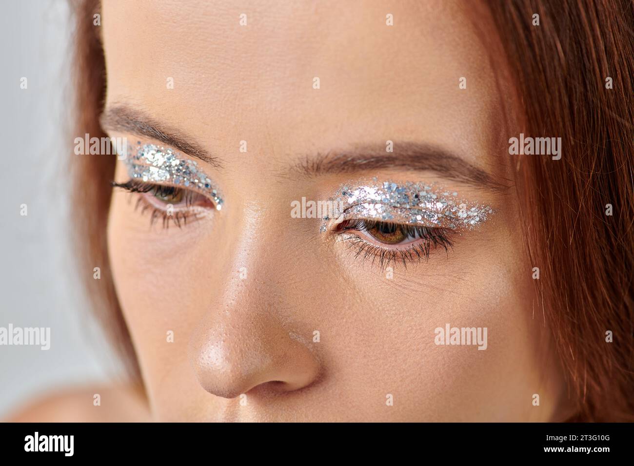Nahaufnahme einer schönen jungen Frau mit Feiertagsschminke, schimmerndem Lidschatten, frohe Weihnachten Stockfoto
