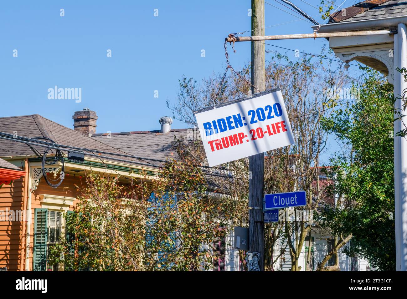 NEW ORLEANS, LA, USA - 13. NOVEMBER 2020: Ein Anti-Trump-Schild hängt an einem Pfosten vor einem Haus im Viertel Bywater Stockfoto