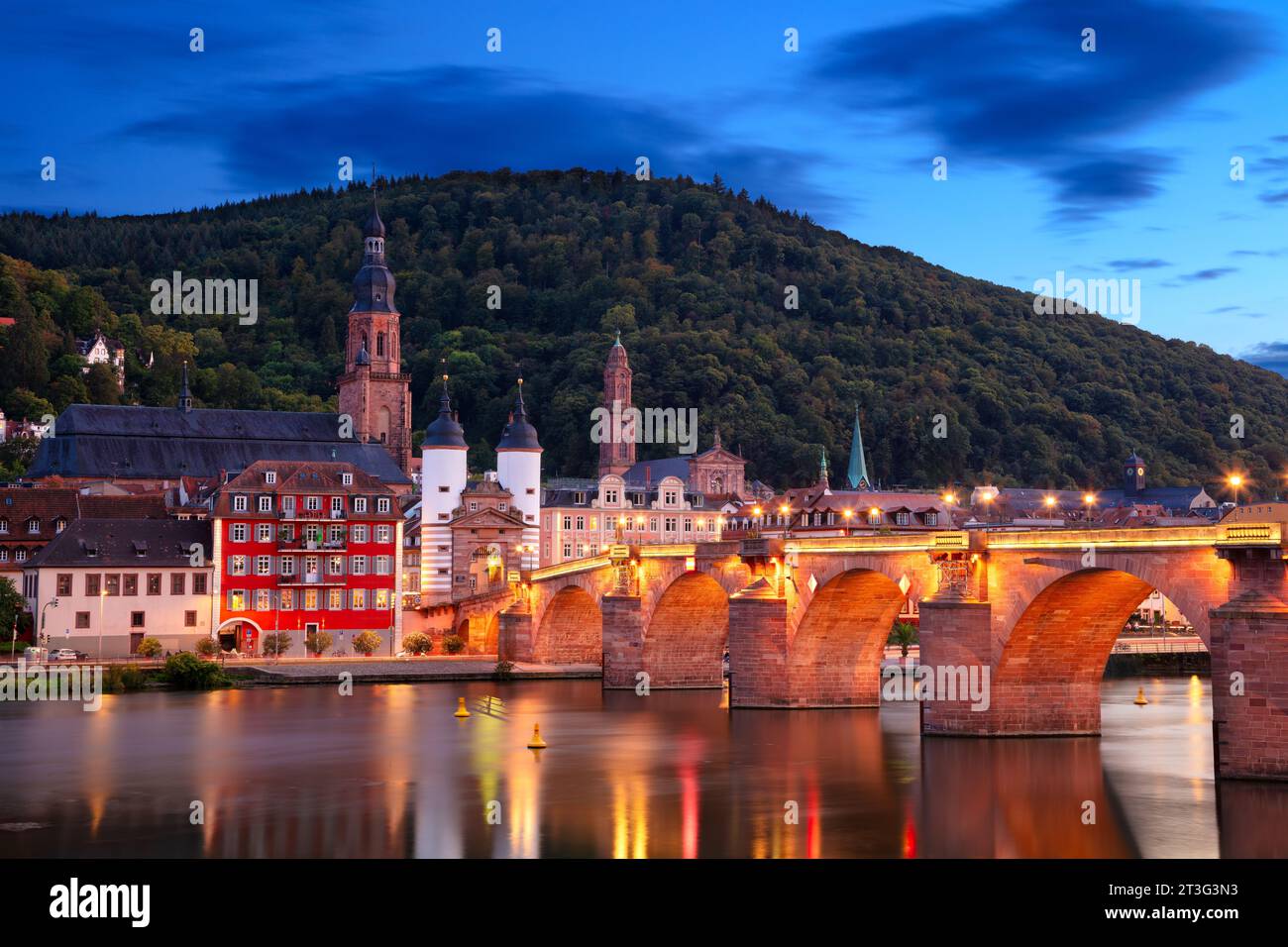Heidelberg, Deutschland. Stadtbild der historischen Stadt Heidelberg, Deutschland mit dem Alten Brückentor bei Sonnenuntergang im Herbst. Stockfoto