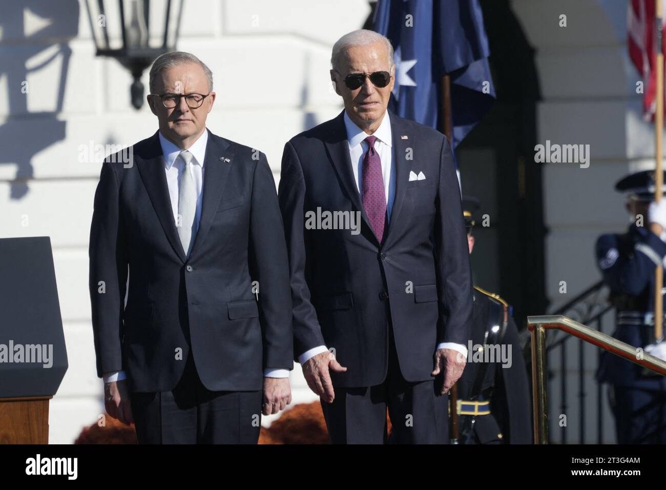 Washington, Usa. Oktober 2023. US-Präsident Joe Biden und Premierminister Anthony Albanese von Australien während der Begrüßungszeremonie im Weißen Haus in Washington, DC am Mittwoch, den 25. Oktober 2023. Die Biden richten den Premierminister zu einem offiziellen Besuch in den Vereinigten Staaten aus. Kredit: Chris Kleponis/CNP Kredit: Abaca Press/Alamy Live News Stockfoto