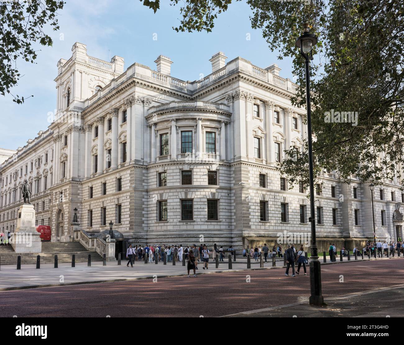 Touristen vor dem Gebäude der HIS Majesty's Treasury (HM Treasury oder Exchequer) in London, England, in dem sich die Kriegsräume von Churchill befinden. Stockfoto