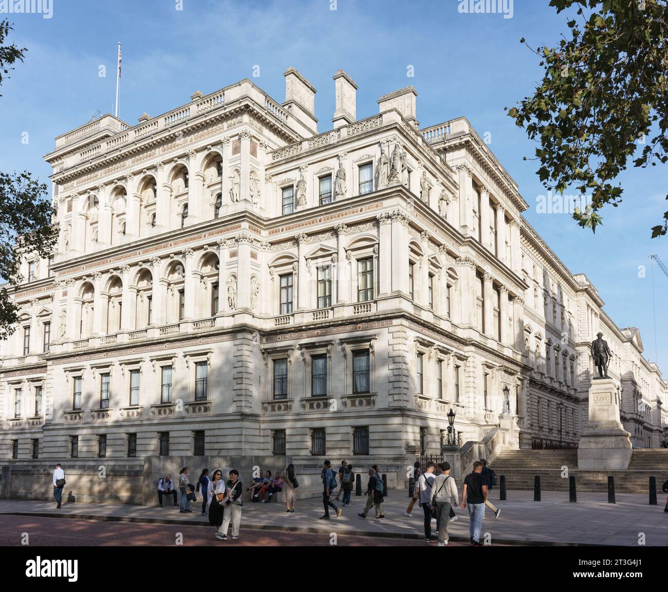 Touristen außerhalb des british Foreign, Commonwealth & Development Office, London, England. Stockfoto