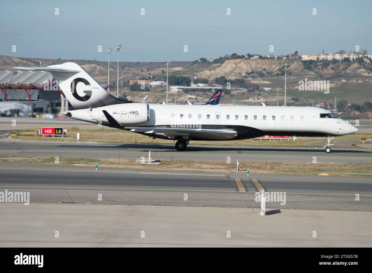 Avión ejecutivo Avión ejecutivo Bombardier BD-700-1A10 Global 6000 en el aeropuerto de Madrid Barajas Stockfoto