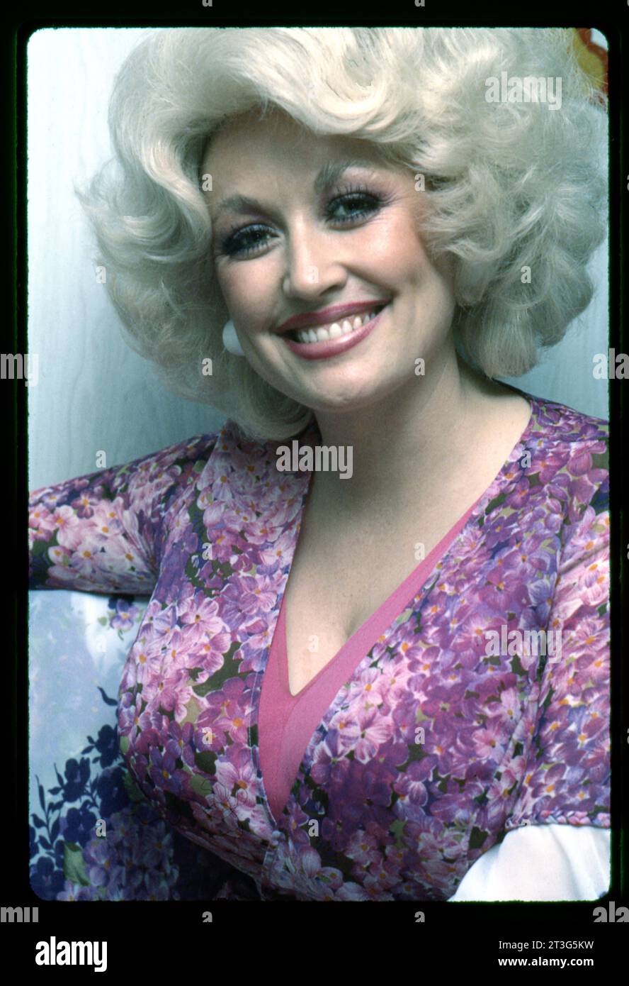 Ein Porträt der großen Dolly Parton in ihrem Tourbus während ihrer Tour im Mittleren Westen 1978. Stockfoto