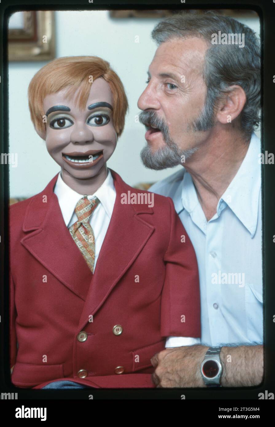 Ventriloquist, Erfinder, Maler, Akupunkteur und TV-Pionier Paul Winchell posiert mit seiner handgefertigten Puppe Jerry Mahoney. 1976 in Sylmar, CA. Winchell begann seine Fernsehkarriere, als es in Amerika nur 150 Fernsehgeräte gab. Stockfoto