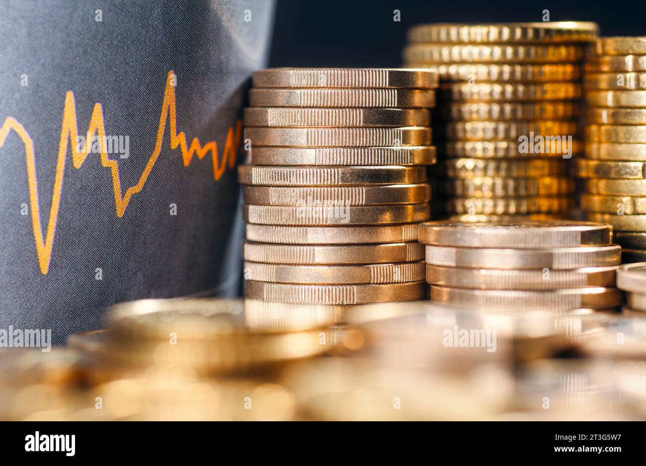 Stapel von Münzen mit einer Kurve schwankender Preise der Finanzmärkte Stockfoto