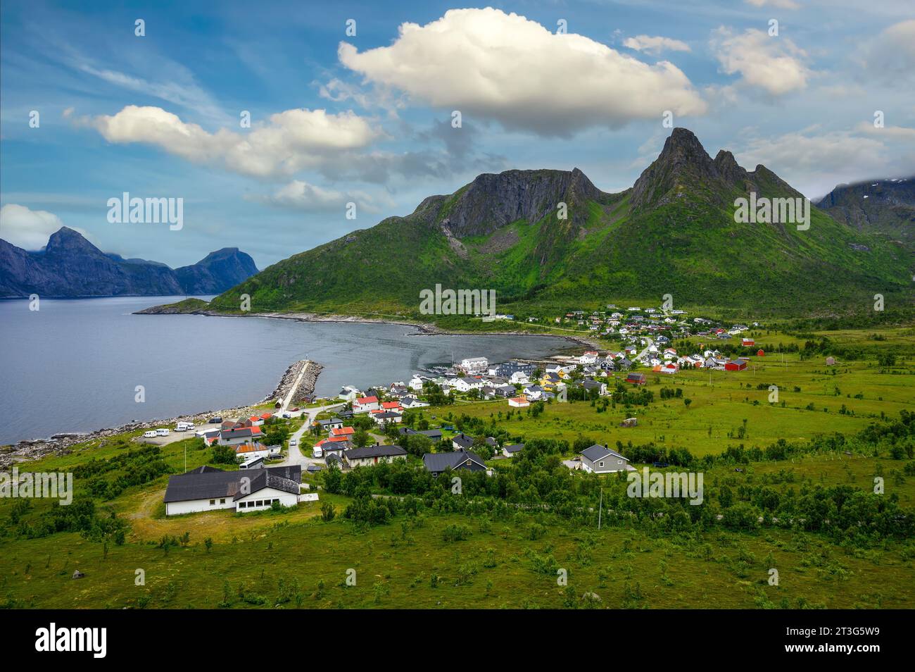 Luftaufnahme des Dorfes Mefjordvaer auf der Insel Senja in Nordnorwegen Stockfoto