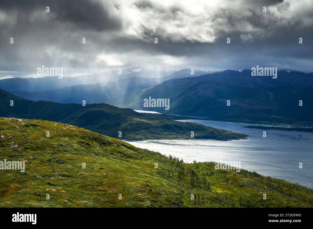 Sturmwolken über den Bergen und Fjord auf der Insel Senja im Norden Norwegens Stockfoto