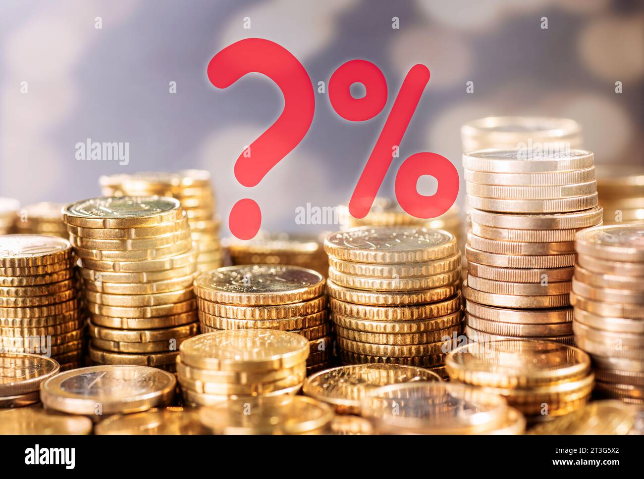 Wie hoch ist der Zinssatz? Münzen, Prozentzeichen und Fragezeichen. Stockfoto