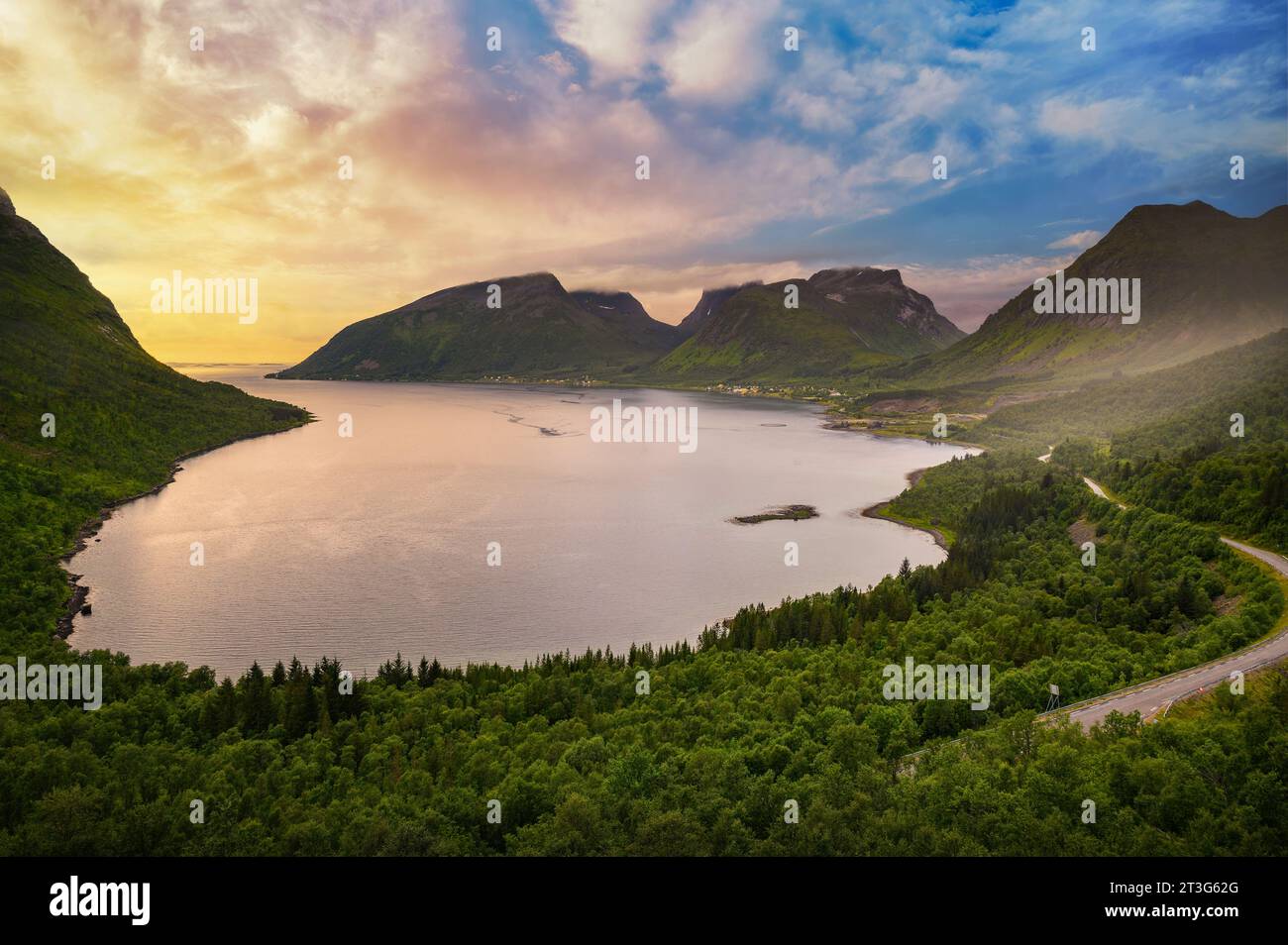 Farbenfroher Sonnenuntergang am Fjord Bergsbotn auf der Insel Senja in Nordnorwegen Stockfoto