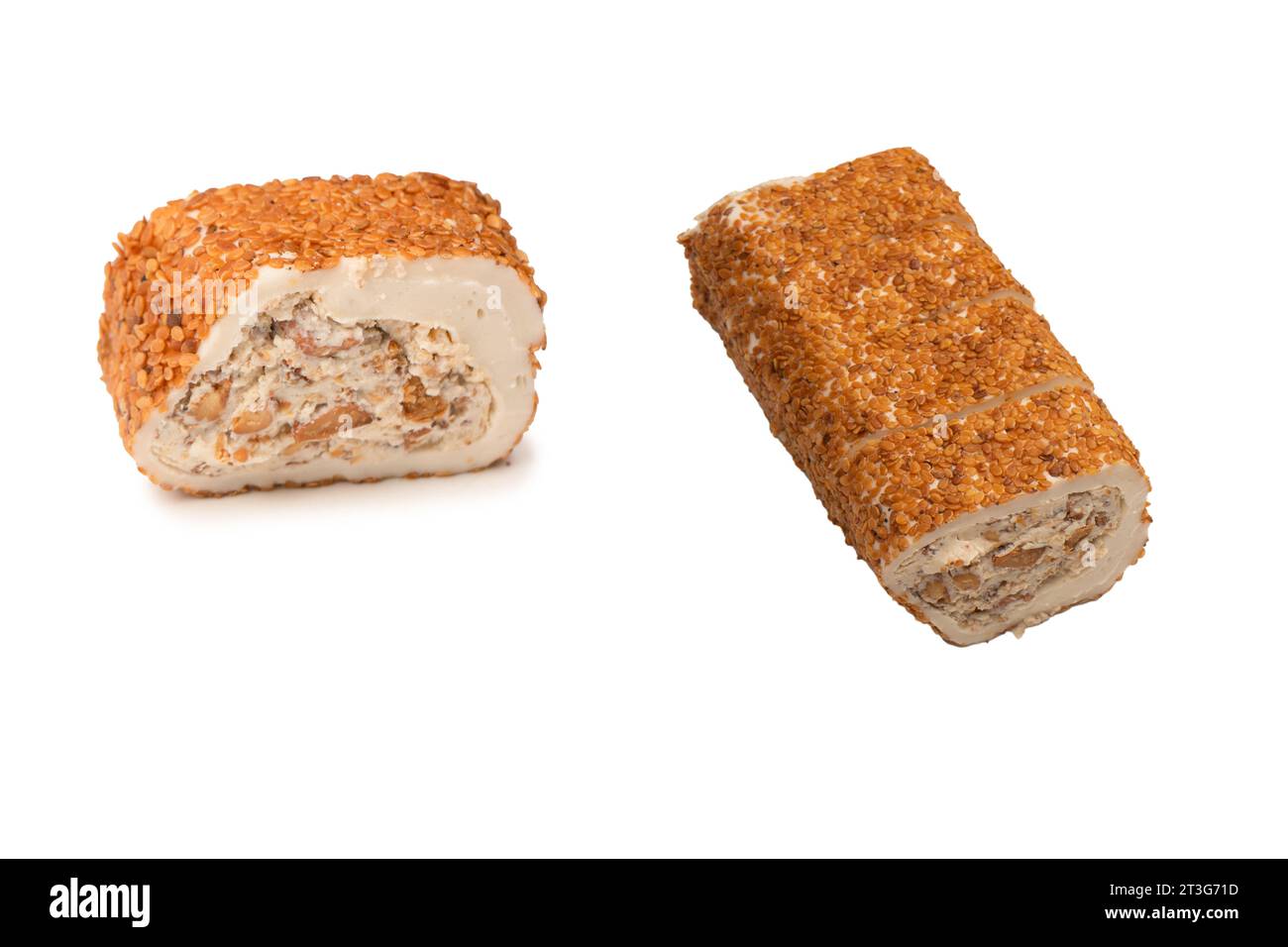 Süße Brötchen mit Nüssen, türkische Süßigkeiten. Türkischer rahat isoliert auf weißem Hintergrund. Stockfoto