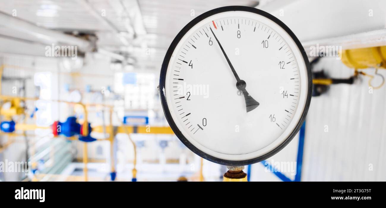 Ansicht des Manometers an der Ausrüstung der Gasverteilerstation. Drucksensor für Erdgasversorgung in Leitungen. Versorgung mit Erdgas. Beginn der Heizsaison in Europa. Stockfoto