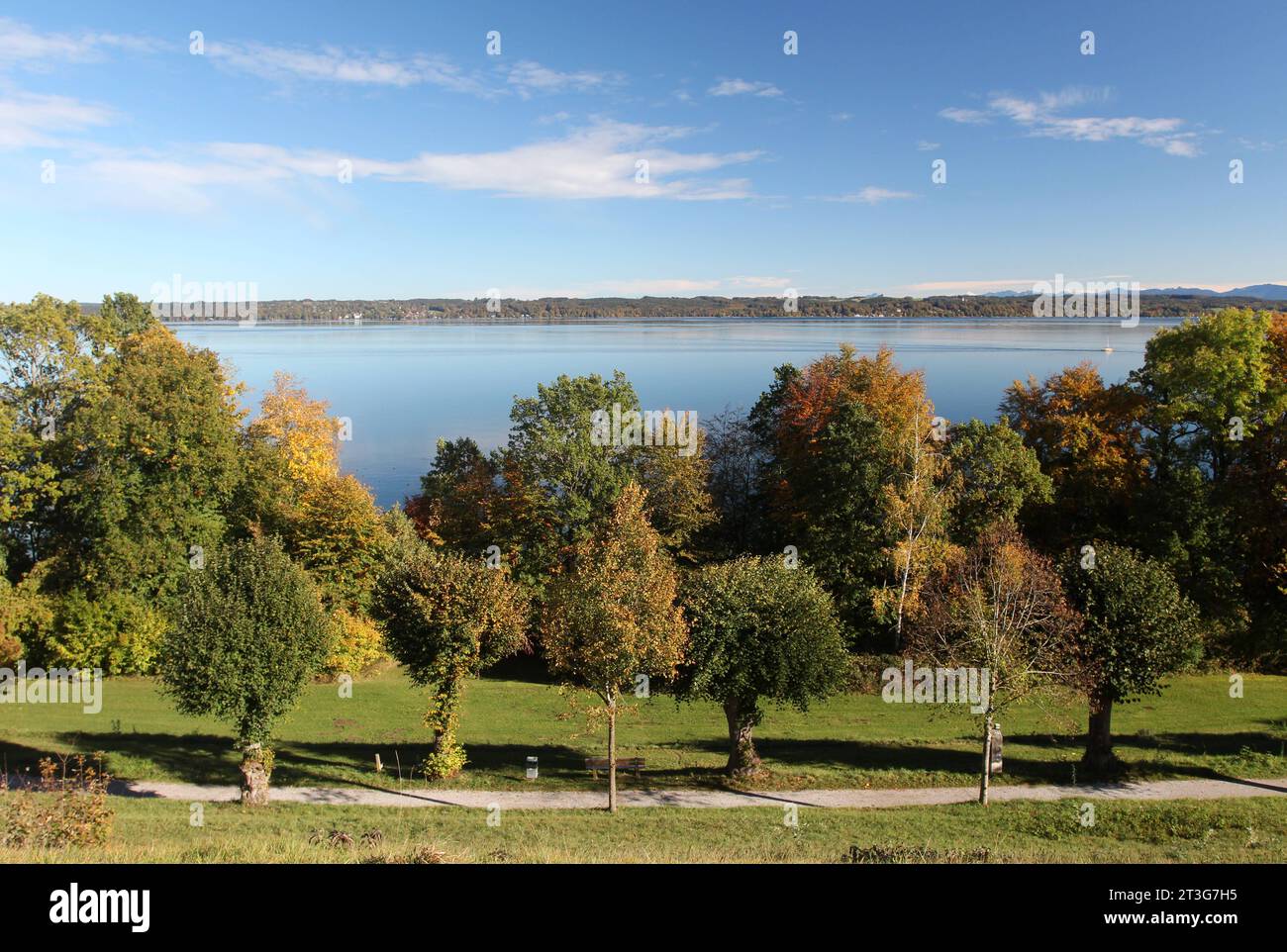 Tutzing, Bayern, Deutschland 25. Oktober 2023: Ein Herbsttag im Tutzing Landkreis Starnberg. Hier der Blick vom Johannishügel im Kustermannpark auf gefärbten Bäumen, Laub, Färbung un den Starnberger See, Herbst, herbstlich, Spätsommer *** Tutzing, Bavaria, Deutschland 25 Oktober 2023 ein Herbsttag im Stadtteil Tutzing Starnberg hier der Blick vom Johannishügel im Kustermannpark auf farbige Bäume, Laub, Färbung und den Starnberger See, Herbst, Herbst, Spätsommer Credit: Imago/Alamy Live News Stockfoto Tutzing, Bayern, Deutschland 25. Oktober 2023: Ein Herbsttag im Tutzing Landkreis Starnberg. Hier der Blick vom Johannishügel im Kustermannpark auf gefärbten Bäumen, Laub, Färbung un den Starnberger See, Herbst, herbstlich, Spätsommer *** Tutzing, Bavaria, Deutschland 25 Oktober 2023 ein Herbsttag im Stadtteil Tutzing Starnberg hier der Blick vom Johannishügel im Kustermannpark auf farbige Bäume, Laub, Färbung und den Starnberger See, Herbst, Herbst, Spätsommer Credit: Imago/Alamy Live News Stockfoto