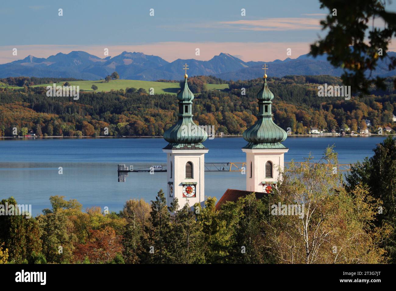 Tutzing, Bayern, Deutschland 25. Oktober 2023: Ein Herbsttag im Tutzing Landkreis Starnberg. Hier der Blick auf die Pfarrkriche St.Joseph mit den beiden Kirchtürmen, im Hintergrund der Starnberger See und das Mangfallgebirge, Alpenkette, Färbung, Herbst, herbstlich, Laub, Ausblick, Kirche *** Tutzing, Bayern, Deutschland 25 Oktober 2023 ein Herbsttag in Tutzing Kreis Starnberg hier der Blick auf die Pfarrkirche St. Joseph mit den beiden Kirchtürmen, im Hintergrund der Starnberger See und das Mangfallgebirge, Alpenkette, Färbung, Herbst, Herbst, Herbst, Herbst, Herbst, Laub, Aussicht, Kirche Stockfoto Tutzing, Bayern, Deutschland 25. Oktober 2023: Ein Herbsttag im Tutzing Landkreis Starnberg. Hier der Blick auf die Pfarrkriche St.Joseph mit den beiden Kirchtürmen, im Hintergrund der Starnberger See und das Mangfallgebirge, Alpenkette, Färbung, Herbst, herbstlich, Laub, Ausblick, Kirche *** Tutzing, Bayern, Deutschland 25 Oktober 2023 ein Herbsttag in Tutzing Kreis Starnberg hier der Blick auf die Pfarrkirche St. Joseph mit den beiden Kirchtürmen, im Hintergrund der Starnberger See und das Mangfallgebirge, Alpenkette, Färbung, Herbst, Herbst, Herbst, Herbst, Herbst, Laub, Aussicht, Kirche Stockfoto