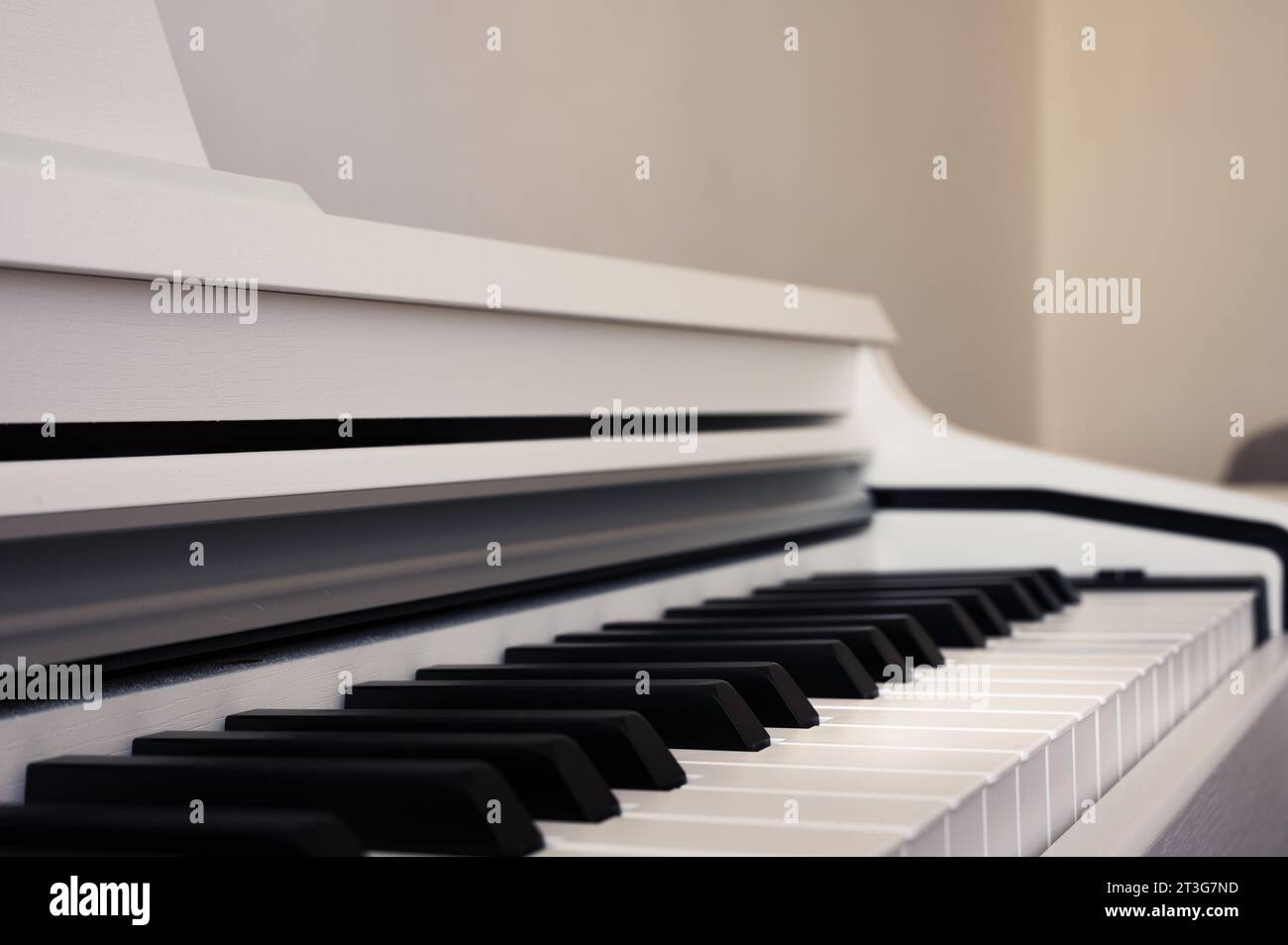 Elegantes Klavier. Klassische Klaviertastatur mit schwarzen und weißen Tasten. Musikbild aus nächster Nähe Stockfoto