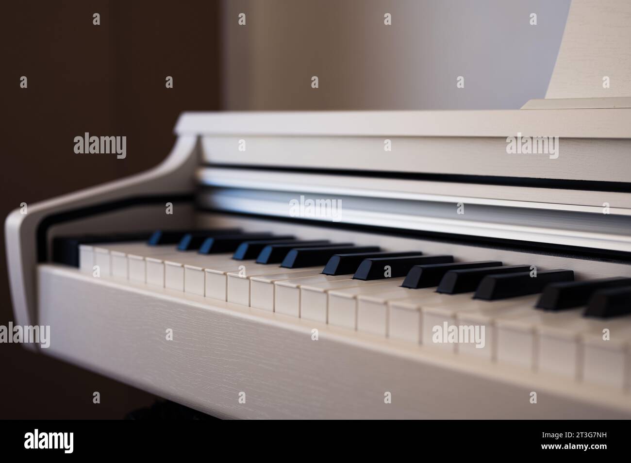 Weißes Klavier. Klassische Klaviertastatur mit schwarzen und weißen Tasten. Musikalisches Bild Stockfoto