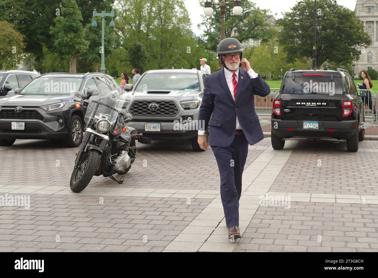 Washington, DC, USA. 30 Sep 2023. US-Rep. Dan Newhouse (R-Washing.) Läuft von seinem Motorrad auf dem Parkplatz des Kapitols. Stockfoto