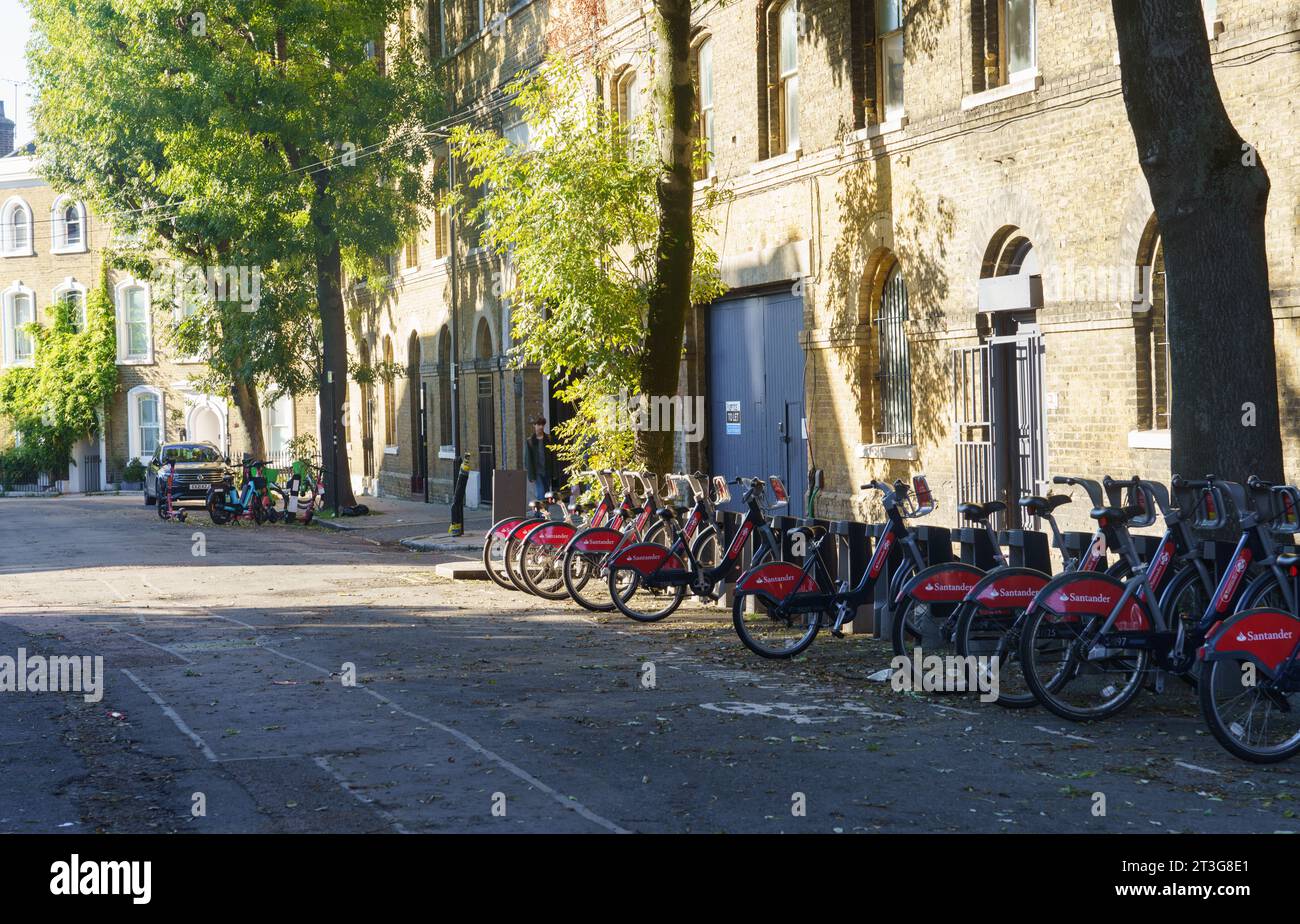 Santander Bikes vor der Camden Road Station, London, NW1 Stockfoto