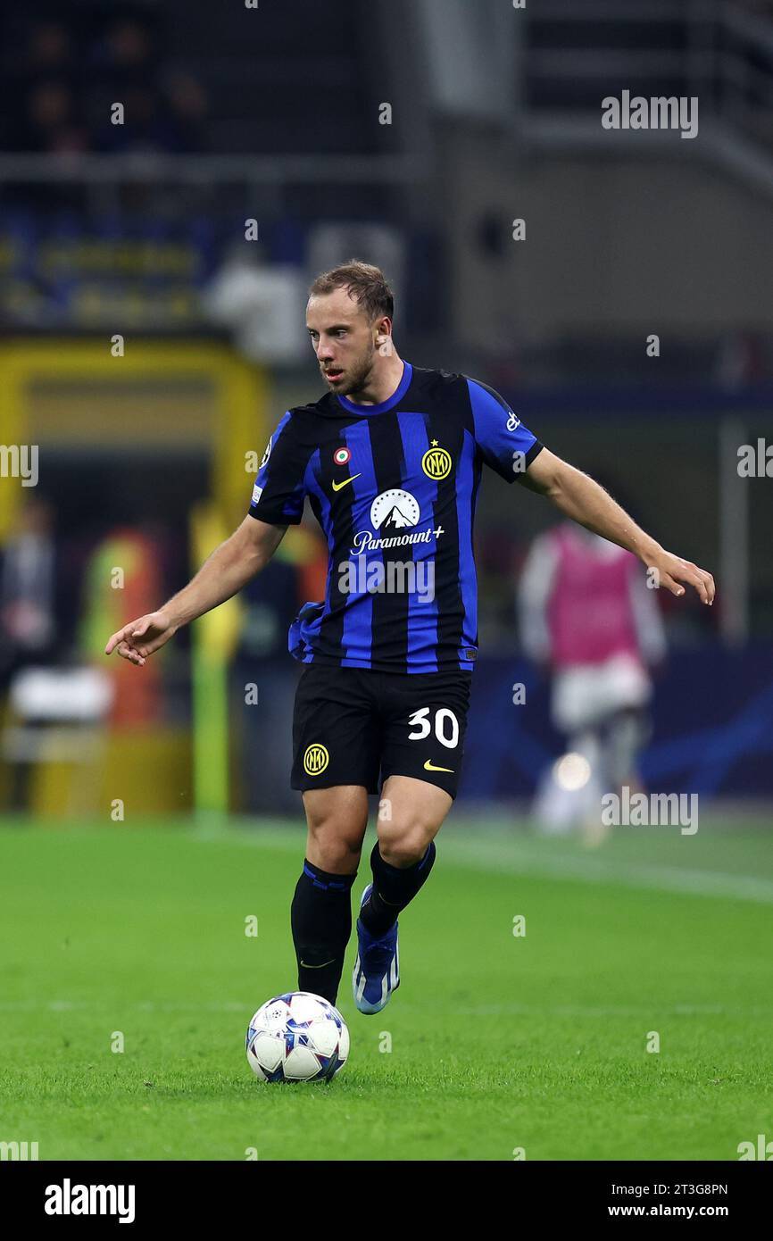 Carlos Augusto vom FC Internazionale in Aktion beim UEFA Champions League Spiel zwischen dem FC Internazionale und dem FC Salzburg am 24. Oktober 2023 in Mailand. Stockfoto