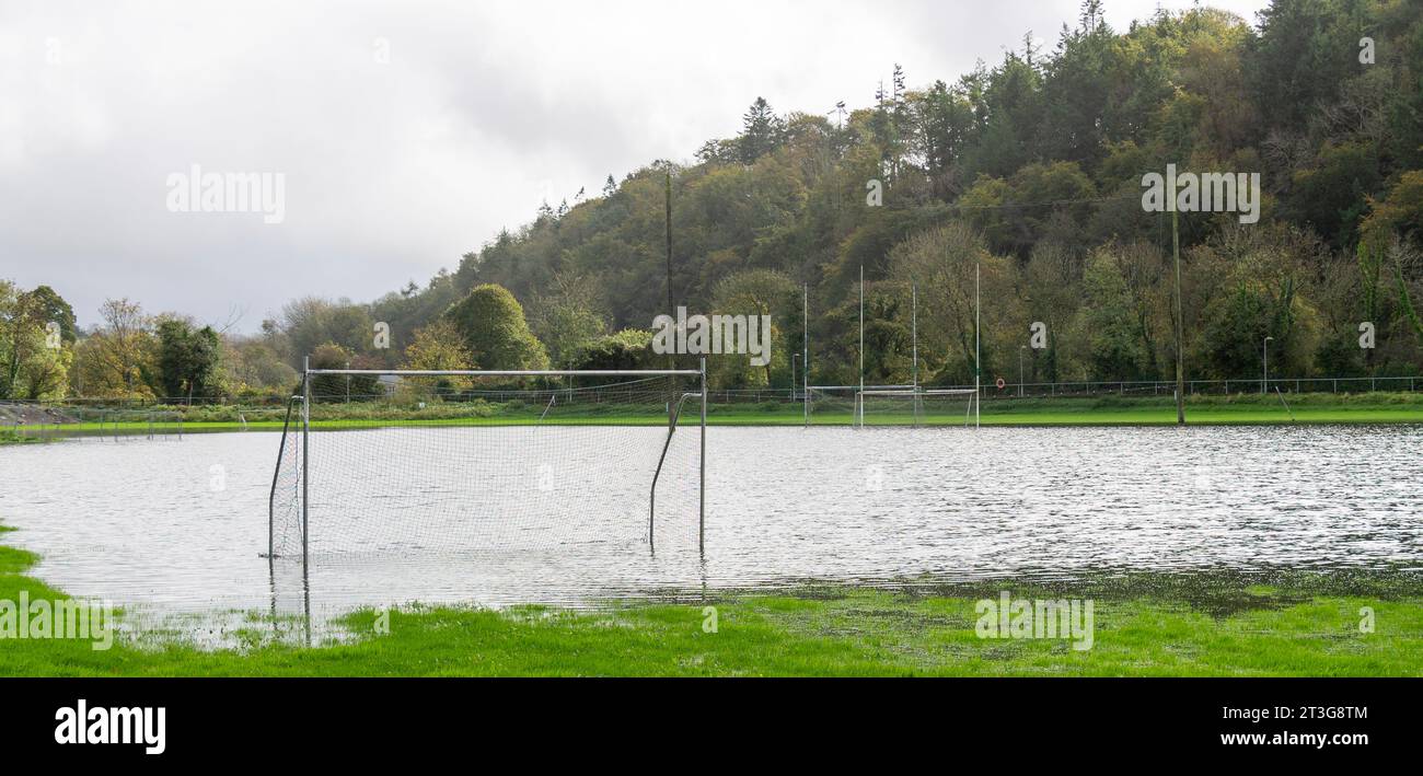 Überflutetes Sportfeld unter Wasser durch starken Regen. Stockfoto