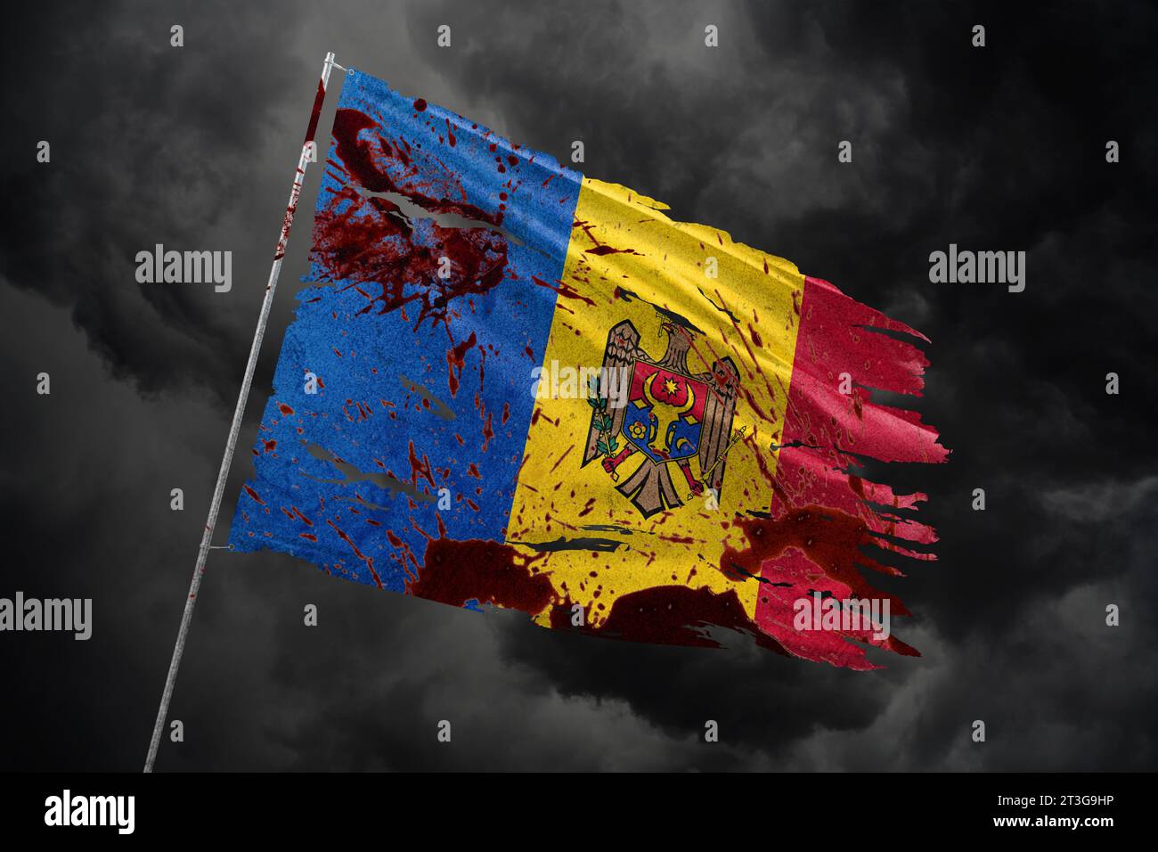 Moldau zerrissene Flagge auf dunklem Himmel Hintergrund mit Blutflecken. Stockfoto