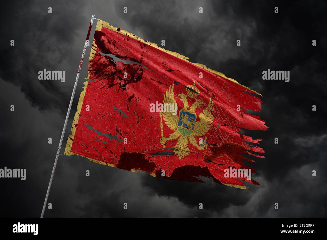 Montenegro zerrissene Flagge auf dunklem Himmel Hintergrund mit Blutflecken. Stockfoto