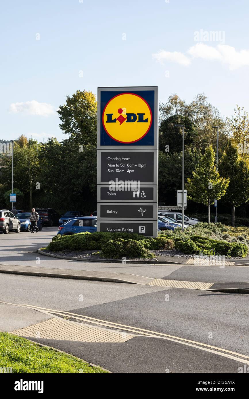 Lidl-Logo-Beschilderung für Supermärkte vor dem großen Geschäft in Mirfield, West Yorkshire, mit Angaben zu Öffnungszeiten und Einrichtungen Stockfoto