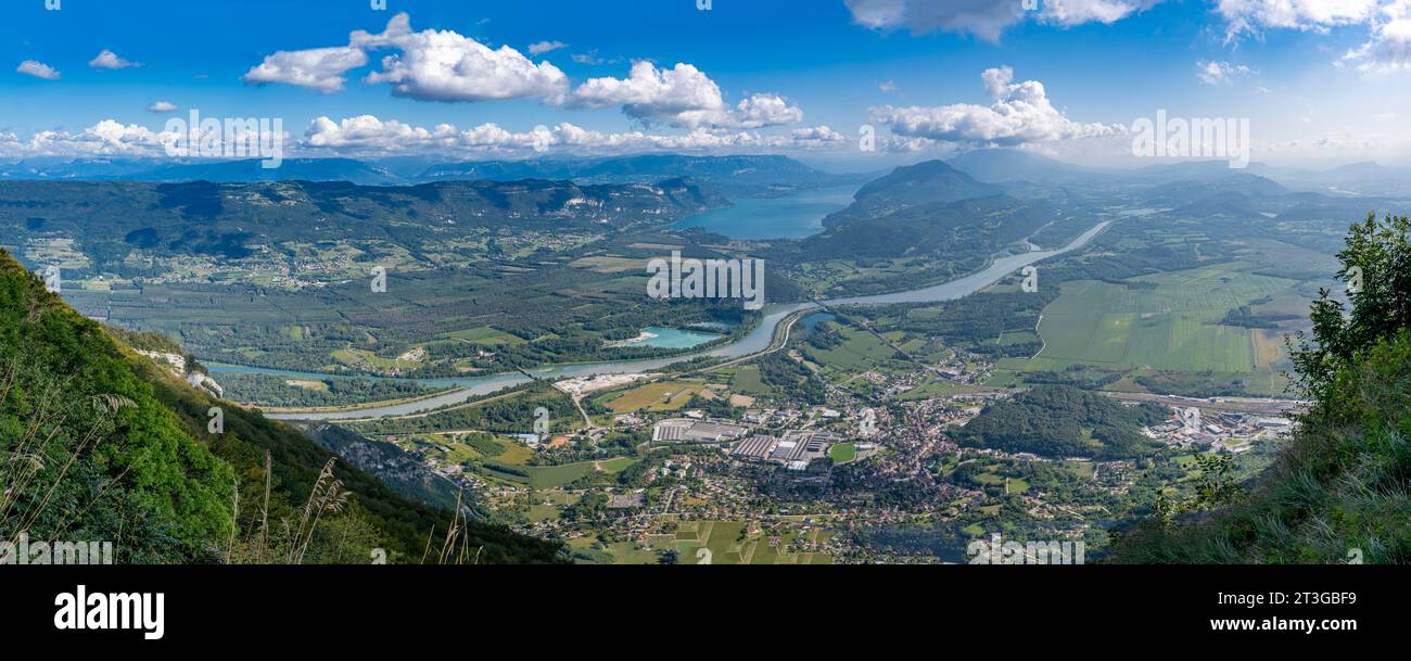 Grand Colombier Pass. Blick auf den Wald, die Straße, die Rhone, den Bourget-See, die Berge und die dahinter liegende Stadt Culoz Stockfoto