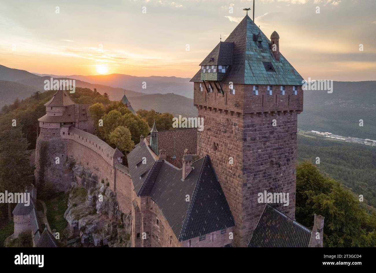 Frankreich, Bas Rhin, Alsace Wein Straße, Orschwiller, Haut Koenigsbourg Schloss am Fuße der Vogesen und mit Blick auf die Ebene des Elsass, mittelalterliche Burg aus dem 12. Jahrhundert, Es ist eingestuft als historisches Denkmal (Luftbild) Stockfoto