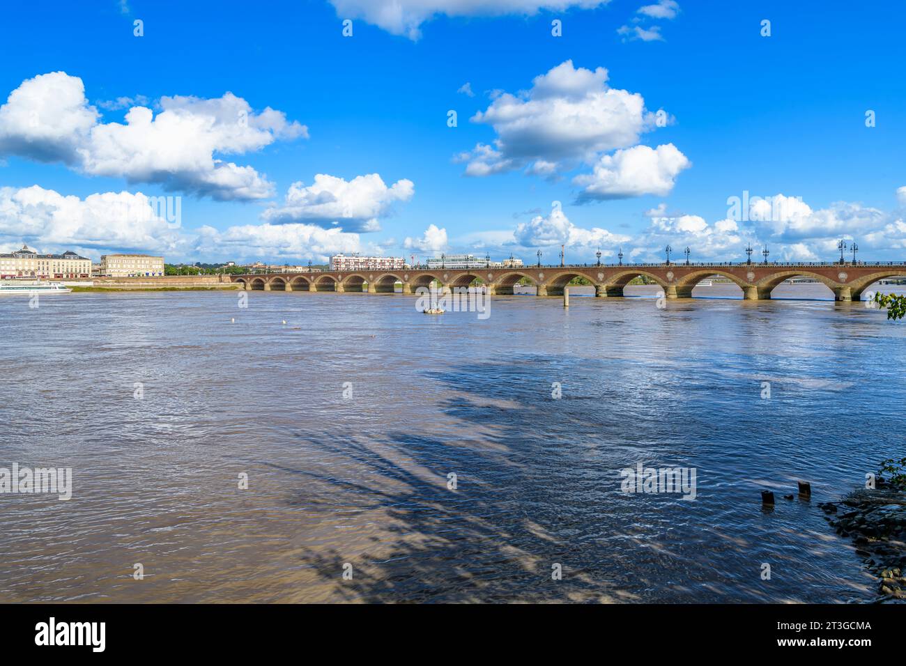 Pont de Pierre - oder Steinbrücke - über den Fluss Garonne in Bordeaux. Verbindung der Westbank mit dem Bastide-Viertel am Ostufer. Abgeschlossen 1822. Stockfoto