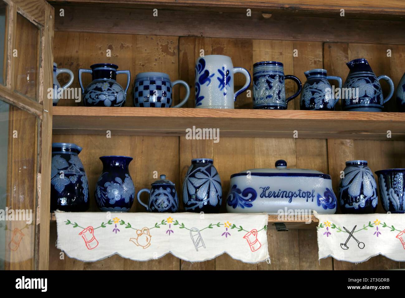 Frankreich, Oberrhein, Ungersheim, Ecomusee d Elsass, Haus der Geschmäcker und Farben, Küchenbüfett, Geschirr, Betschdorfer Töpferwaren Stockfoto