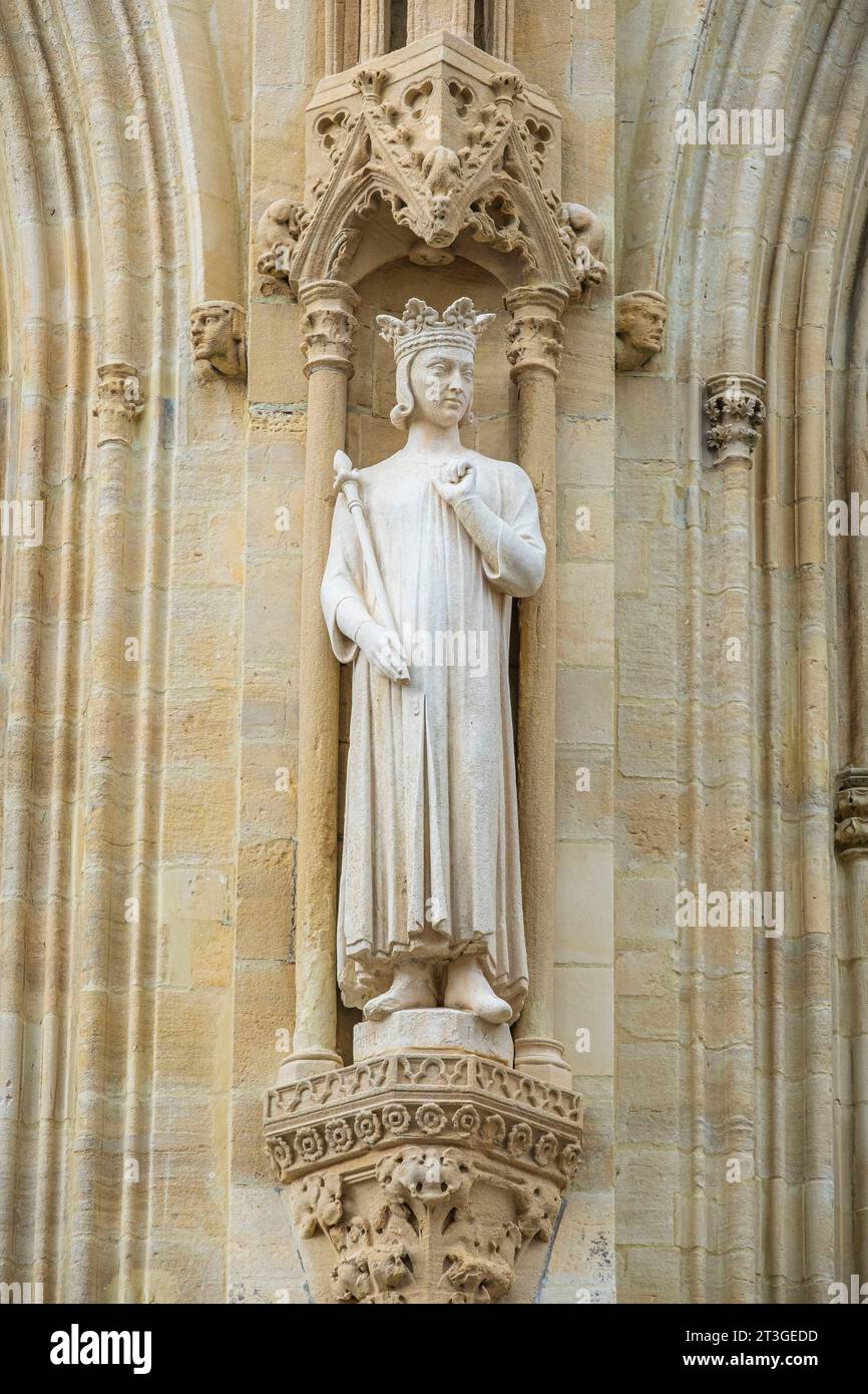Frankreich, Manche, Cotentin, Coutances, Kathedrale unserer Lieben Frau von Coutances aus dem 11. Und 13. Jahrhundert, Kopien der Statuen von Tancrede de de Hauteville und sechs seiner zwölf Söhne, die während der Revolution zerstört wurden, finanzierten die Tancrede die erste Kathedrale Stockfoto