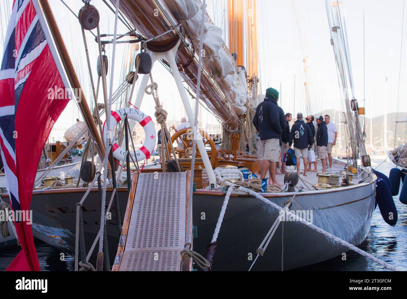 Frankreich, Var, Saint Tropez, im Hafen des Dorfes, die Besatzung auf dem Deck der klassischen Yacht ELENA OF LONDON (Kennzeichnung A9), dem größten Gafff-Schoner in der Schifffahrt Stockfoto