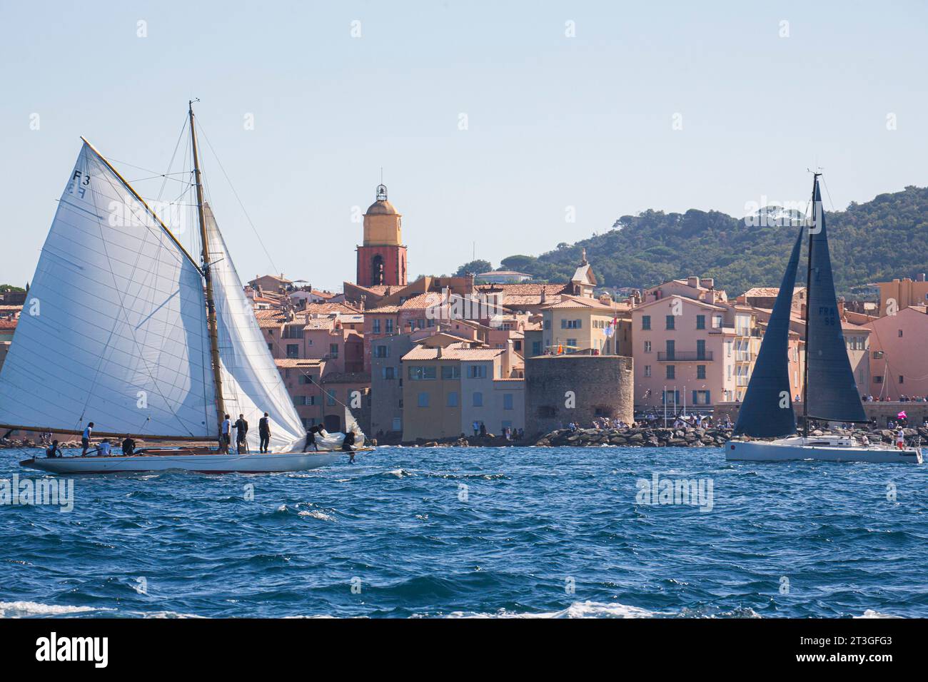 Frankreich, Var, Saint Tropez, Voiles de Saint Tropez 2017, das klassische Segelboot MARGA (F13), das 1910 auf den Markt kam und von CO Liljegren, einem Schüler von Herreshoff, entworfen wurde, verfügt diese Yacht über ein Arsenal an außergewöhnlichen Segeln, dieser Gaffelschneider ist in der Lage, sechs Segel gleichzeitig mit dem Wind dahinter zu heben: eine gewaltige Waffe in leichten Lüften Stockfoto