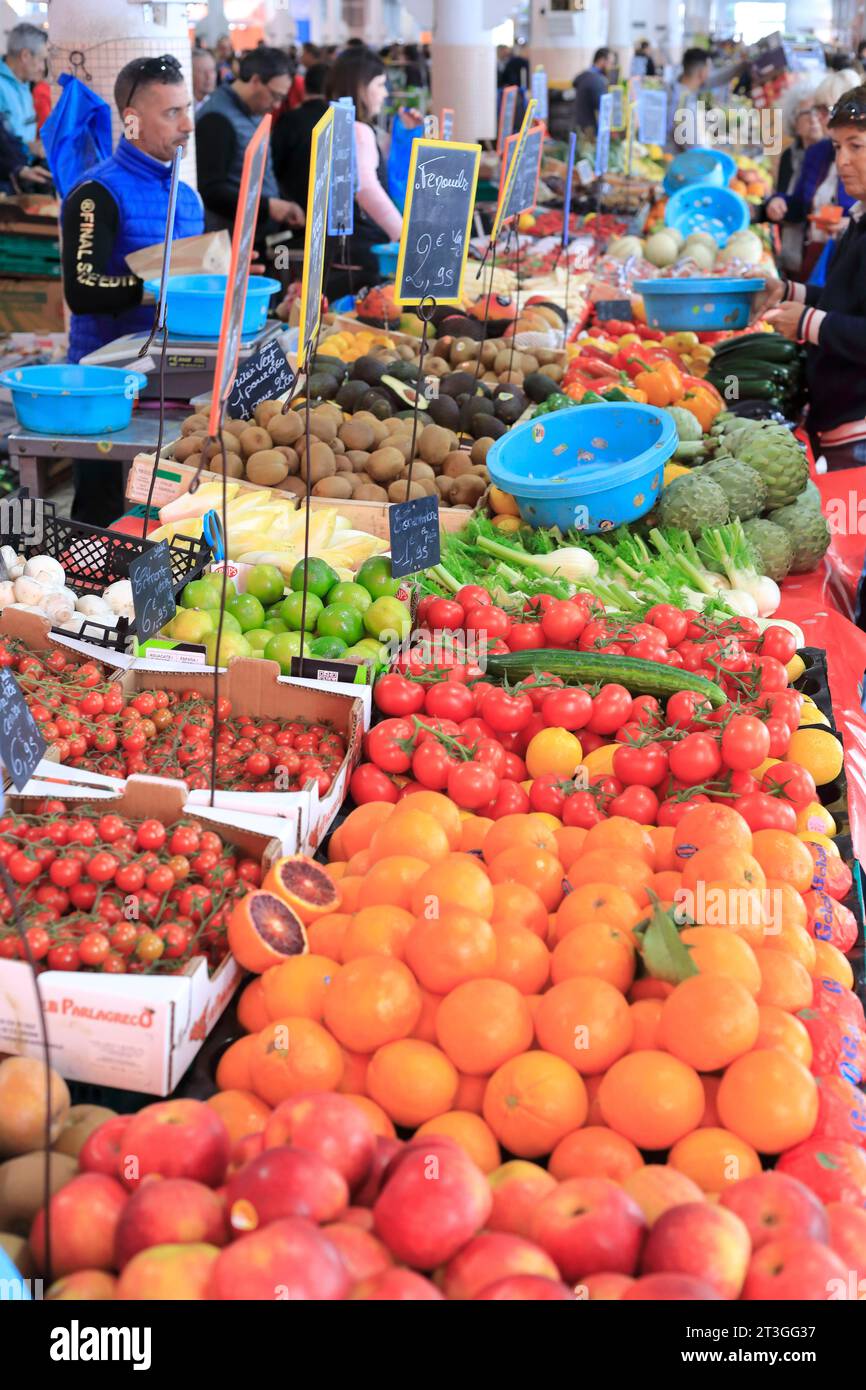 Frankreich, Alpes Maritimes, Cannes, Forville Covered Market (3.000 m2), Obst- und Gemüsehändler Stockfoto