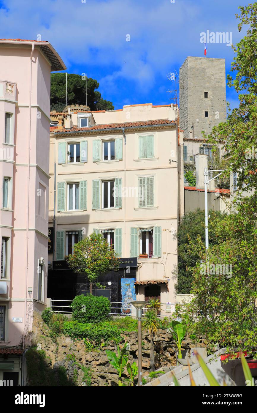 Frankreich, Alpes Maritimes, Cannes, Quai Saint Pierre, Place Massuque, Blick auf die Château de la Castre und das Suquet-Viertel Stockfoto