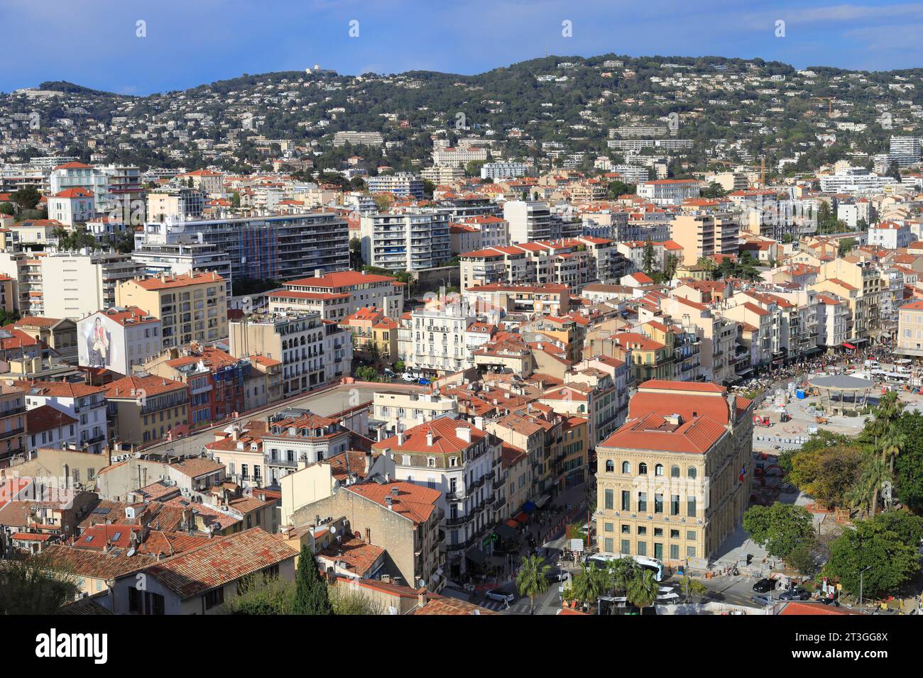 Frankreich, Alpes Maritimes, Cannes, Blick vom Le Suquet auf das Rathaus (rechts) und das Stadtzentrum Stockfoto