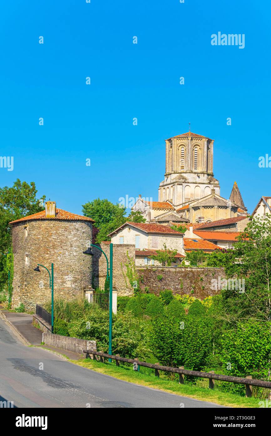 Frankreich, Vendee, Vouvant, beschriftet mit Les Plus Beaux Villages de France (die schönsten Dörfer Frankreichs), der Kirche unserer Lieben Frau von der Himmelfahrt und dem Konventsturm oder dem Besuchtsturm, Teil der mittelalterlichen Festung Stockfoto