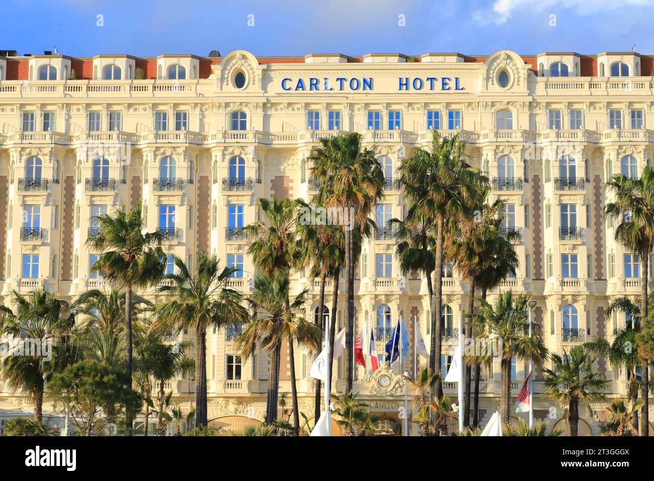 Frankreich, Alpes Maritimes, Cannes, Croisette, Hotel Carlton (historisches Denkmal aus dem Jahr 1913, das zum Kulturerbe des 20. Jahrhunderts gehört), Außenansicht vom Strand Stockfoto