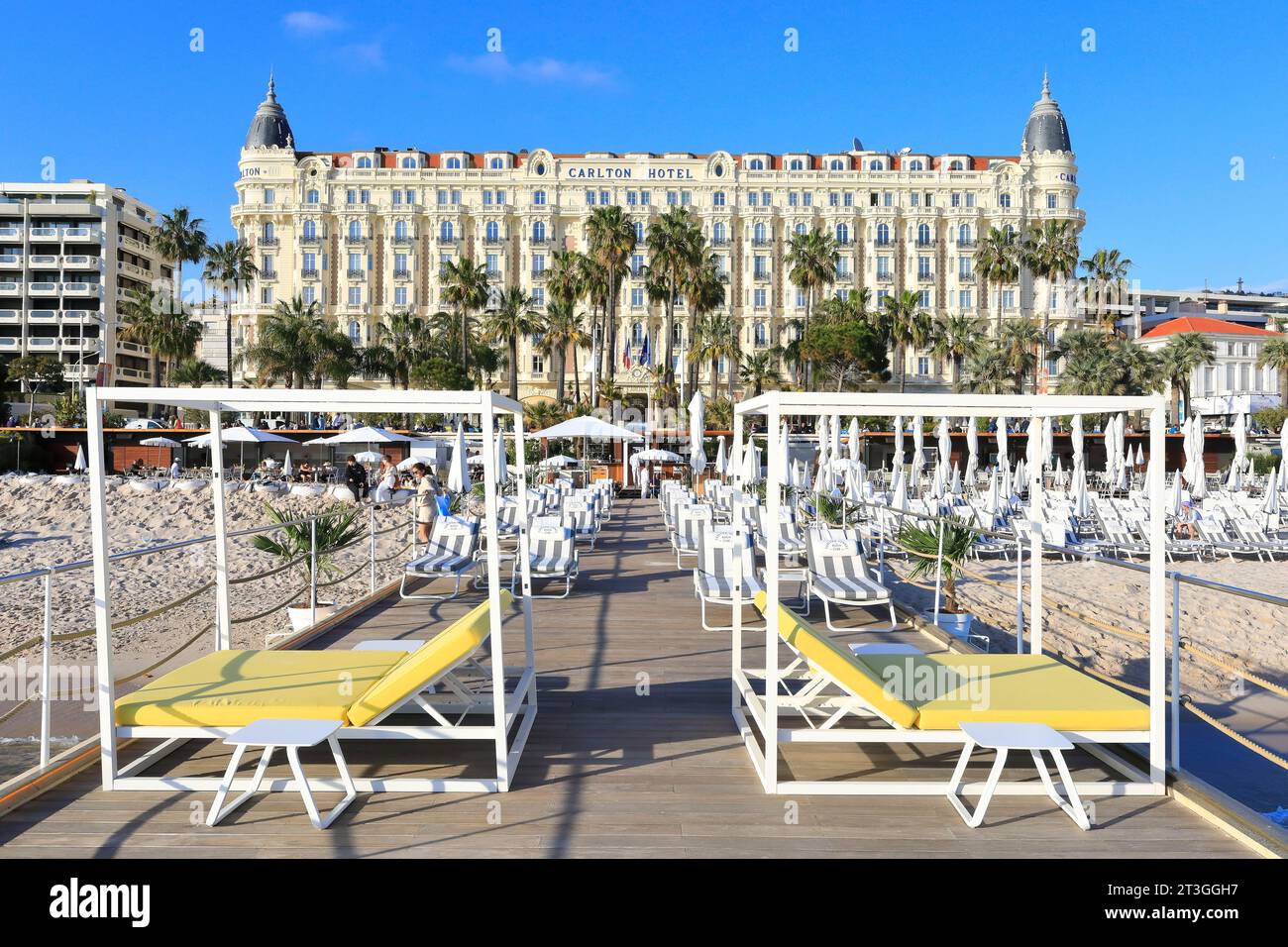 Frankreich, Alpes Maritimes, Cannes, Croisette, Hotel Carlton (historisches Denkmal aus dem Jahr 1913, das zum Kulturerbe des 20. Jahrhunderts gehört), Außenansicht vom Privatstrand Stockfoto