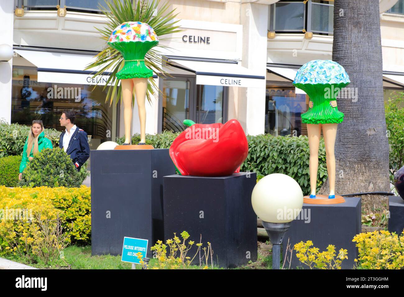 Frankreich, Alpes Maritimes, Cannes, Croisette, Skulpturen von Richard Mas vor dem Celine-Geschäft Stockfoto